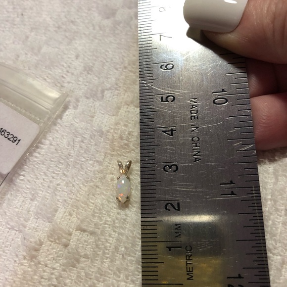 Peruvian white oval marquise cut .20 carat gemstone sterling silver pendant - Picture 3 of 6